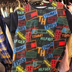 Larg Tommy Hilfiger  shirt 👕  vintage vintage